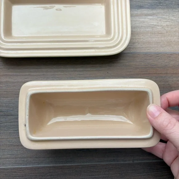 Le Creuset Covered Butter Dish, Green and Off White 1/4 lb Stick (BROKEN HANDLE) - Picture 8 of 8